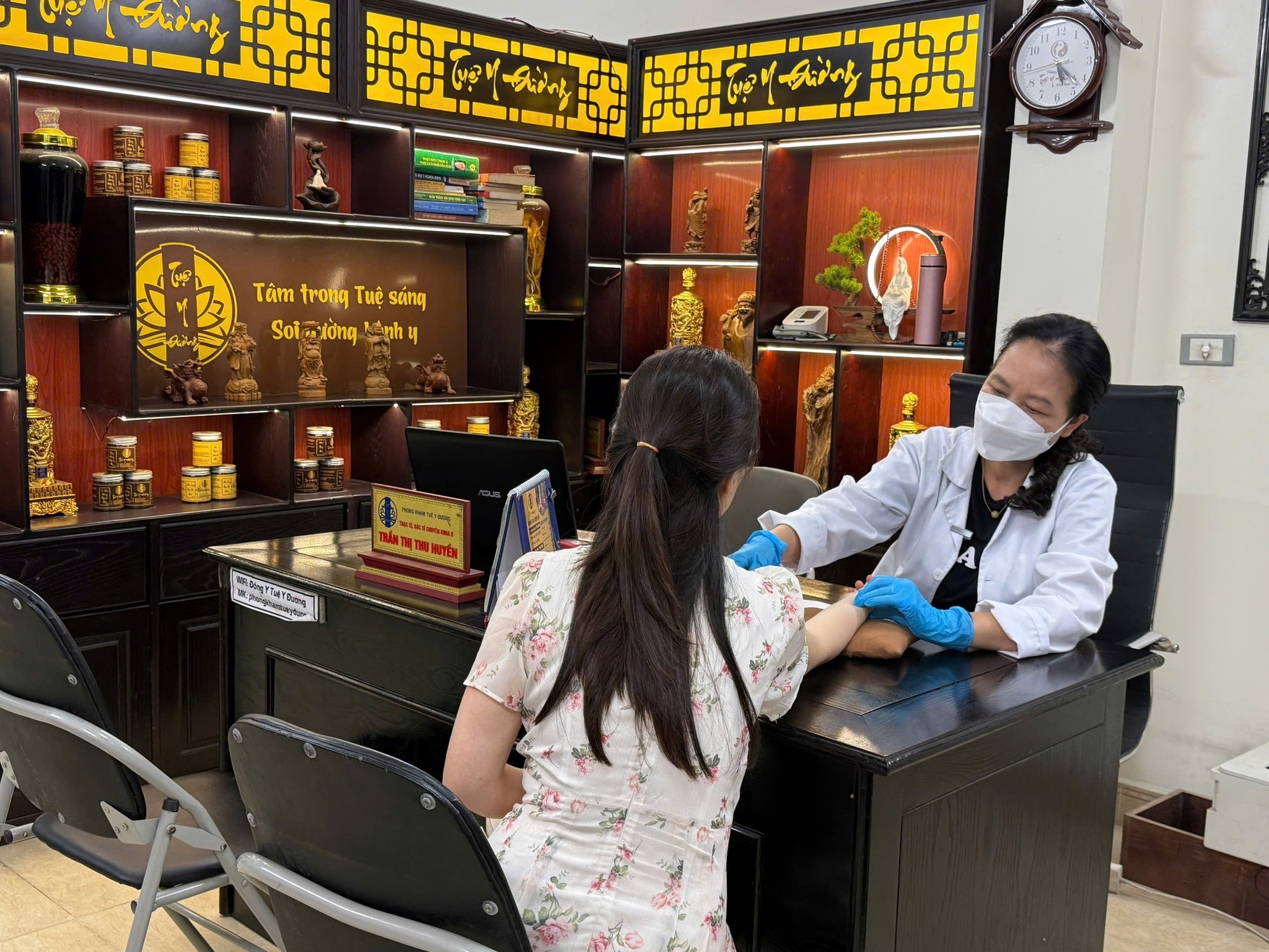 Thăm khám bệnh nhân trực tiếp tại phòng khám Tuệ Y Đường