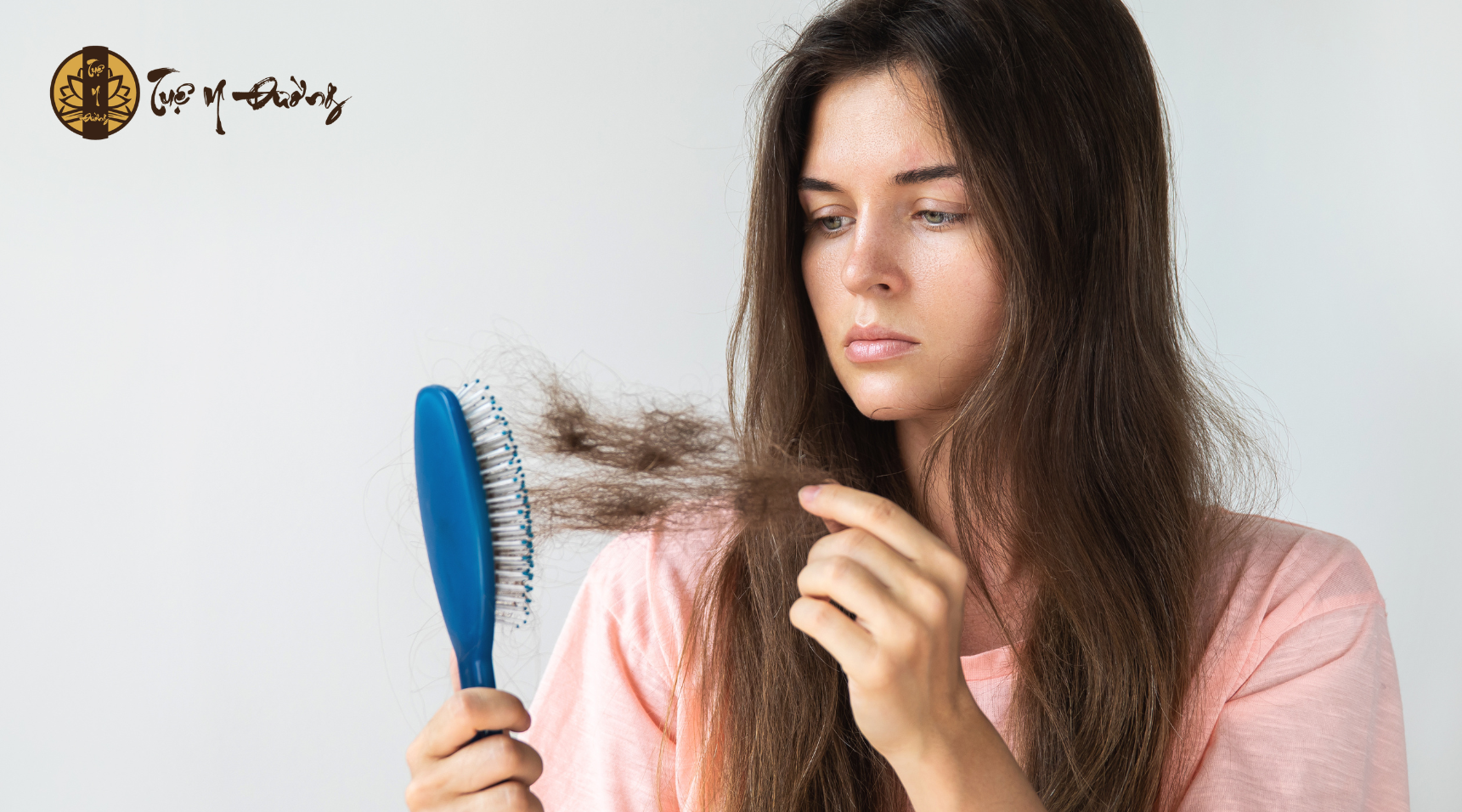 Tinh thần căng thẳng và mất ngủ kéo dài khiến lưu thông máu kém, nang tóc yếu đi. Kết quả là tóc dễ gãy rụng, thậm chí bạc sớm ở người trẻ.