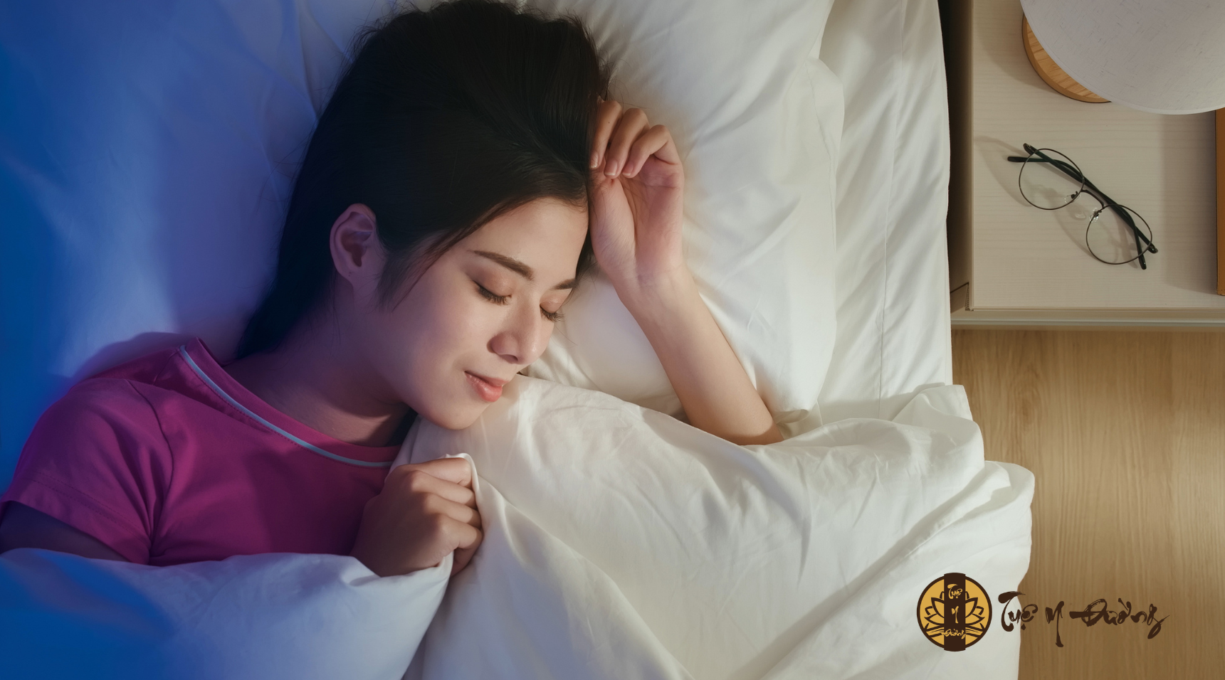 Ngủ đủ 7 – 8 tiếng mỗi đêm, cố gắng đi ngủ trước 23h.