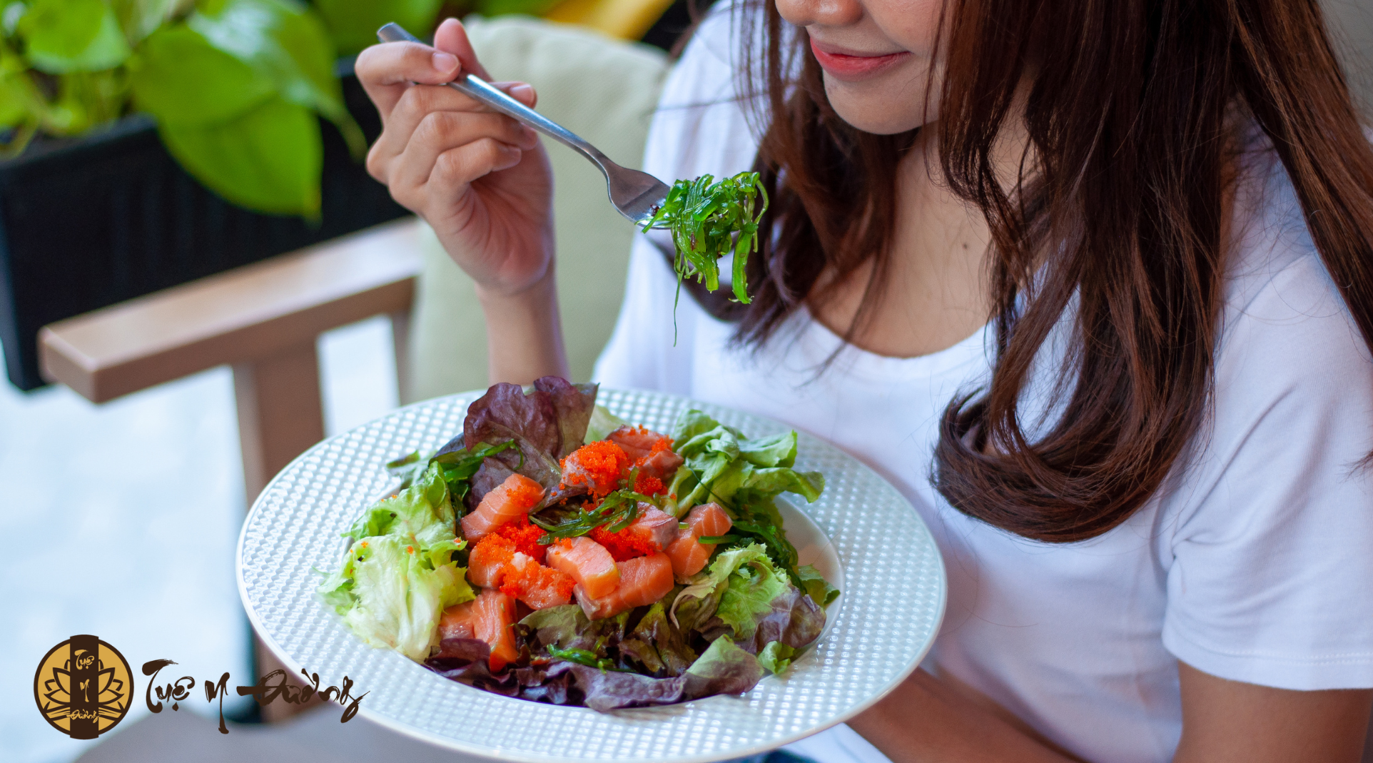 Cần bổ dung thêm các thực phẩm như: Rau xanh, trái cây ít ngọt.Thực phẩm giàu omega-3 (cá hồi, hạt lanh…).