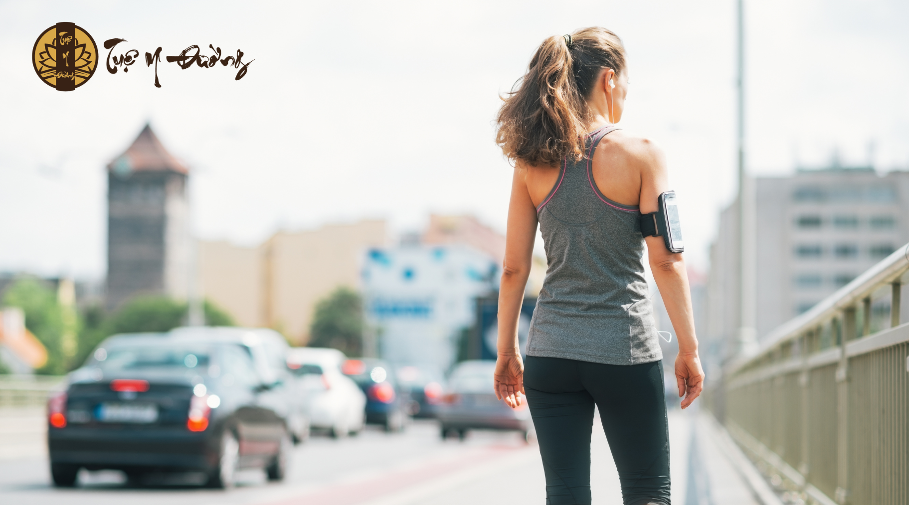 Đi bộ chậm ngoài trời là một phương pháp dưỡng sinh đơn giản nhưng giàu ý nghĩa đối với sức khỏe, đặc biệt trong mùa thu