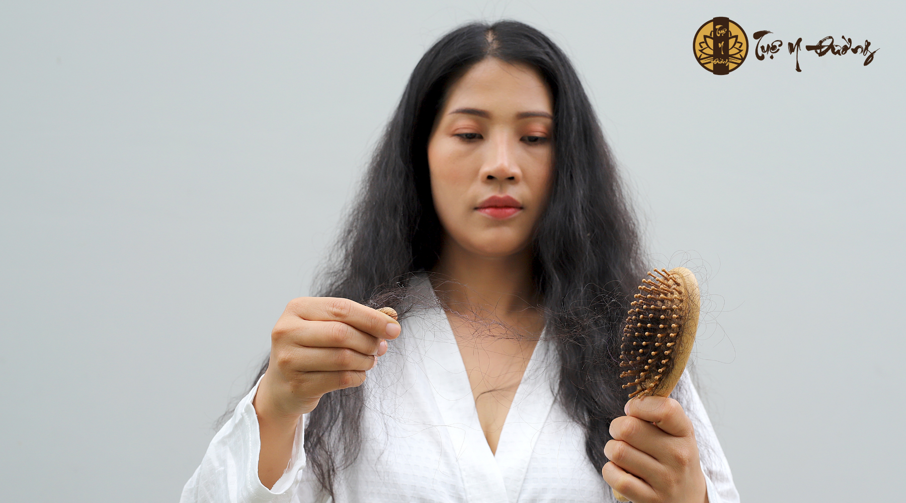 Trong YHCT, tóc được gọi là “huyết chi dư” (phần thừa của huyết). Tóc bóng mượt, chắc khỏe phản ánh sự đầy đủ của khí huyết và sự vững mạnh của thận khí