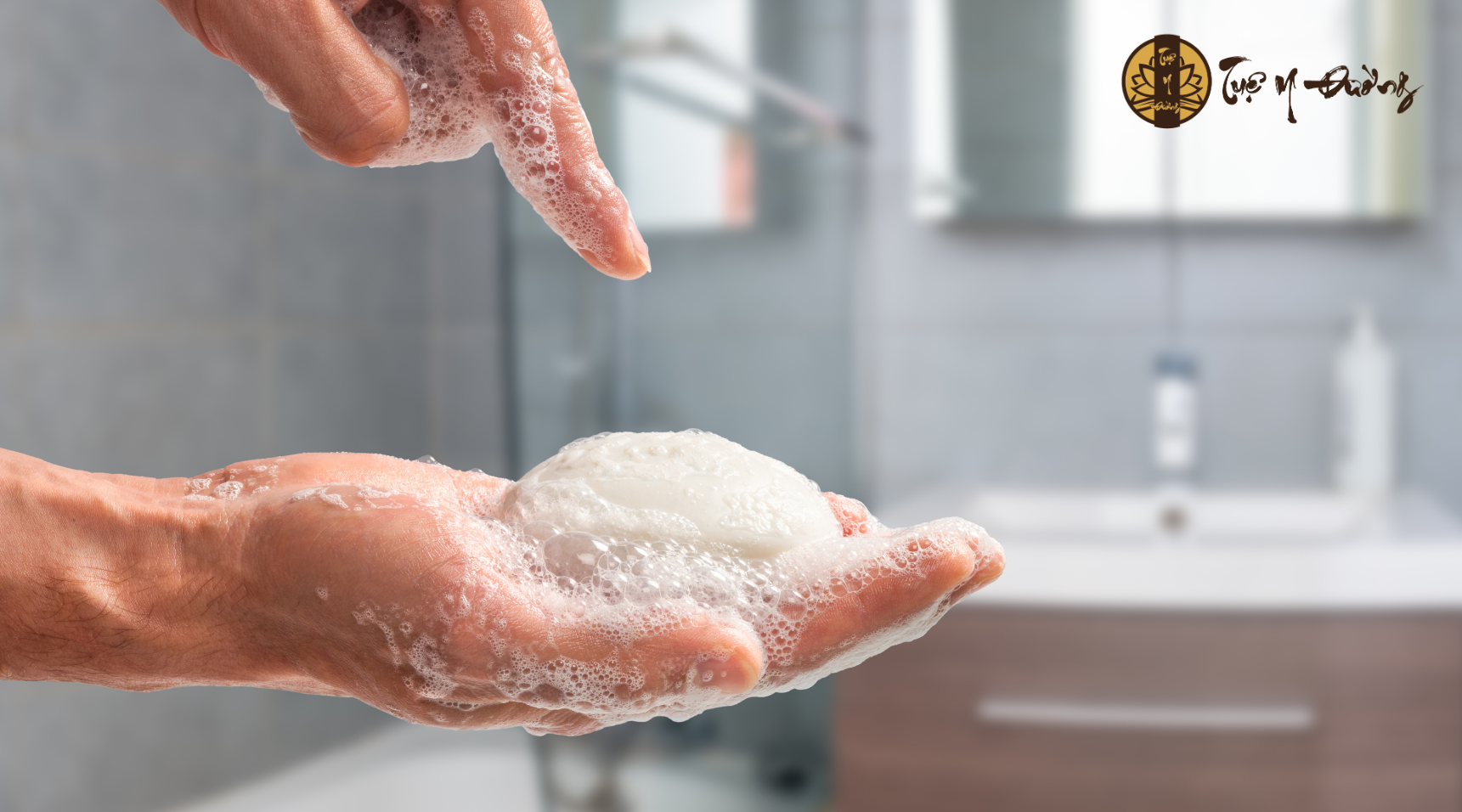 Cần hạn chế dùng chất tẩy rửa, xà phòng