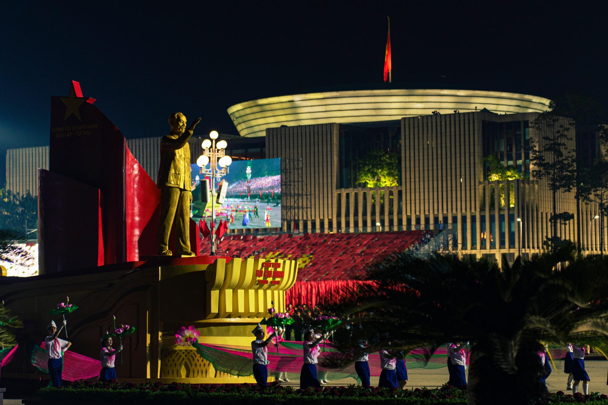 Lễ diễu binh chính thức bắt đầu vào 6h30 sáng ngày 2/9/2025 tại Quảng trường Ba Đình, Hà Nội, kết thúc khoảng 10h00 sau màn đồng diễn nghệ thuật