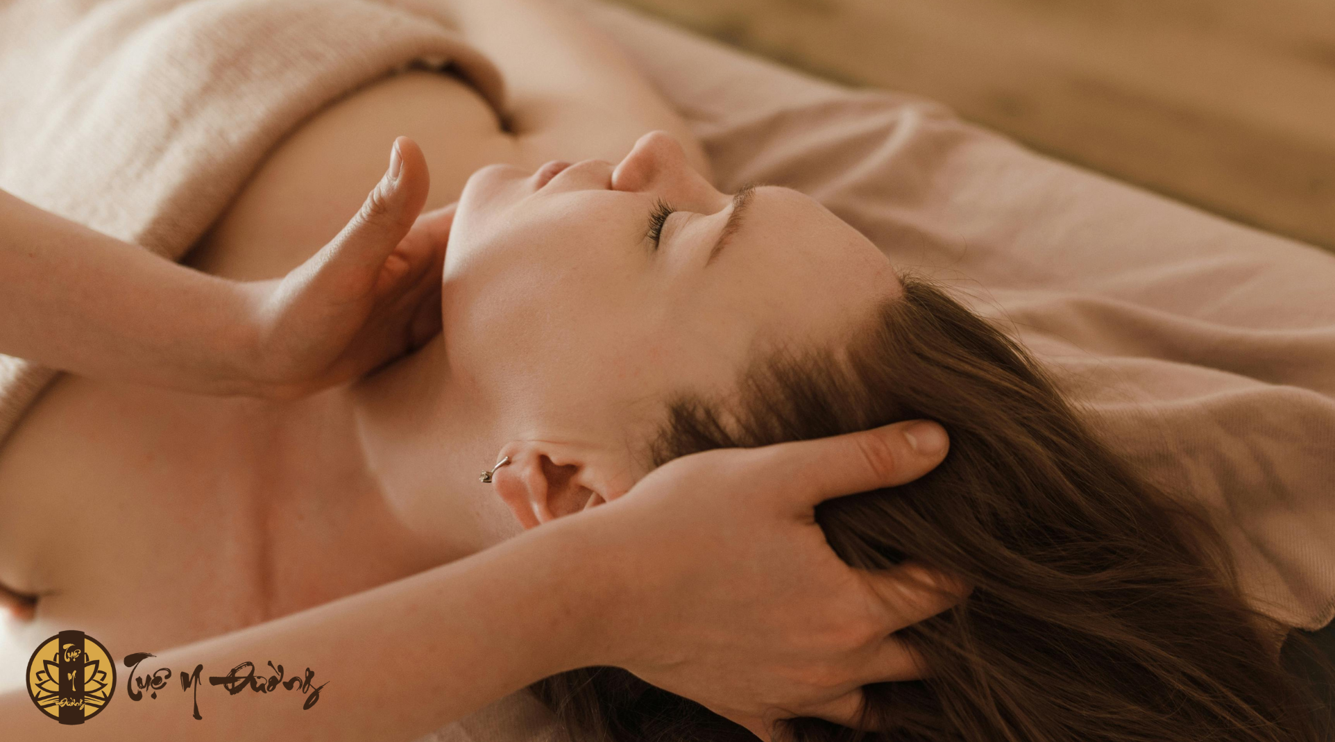 Mát-xa da đầu mỗi ngày giúp lưu thông máu, cải thiện tình trạng rụng tóc