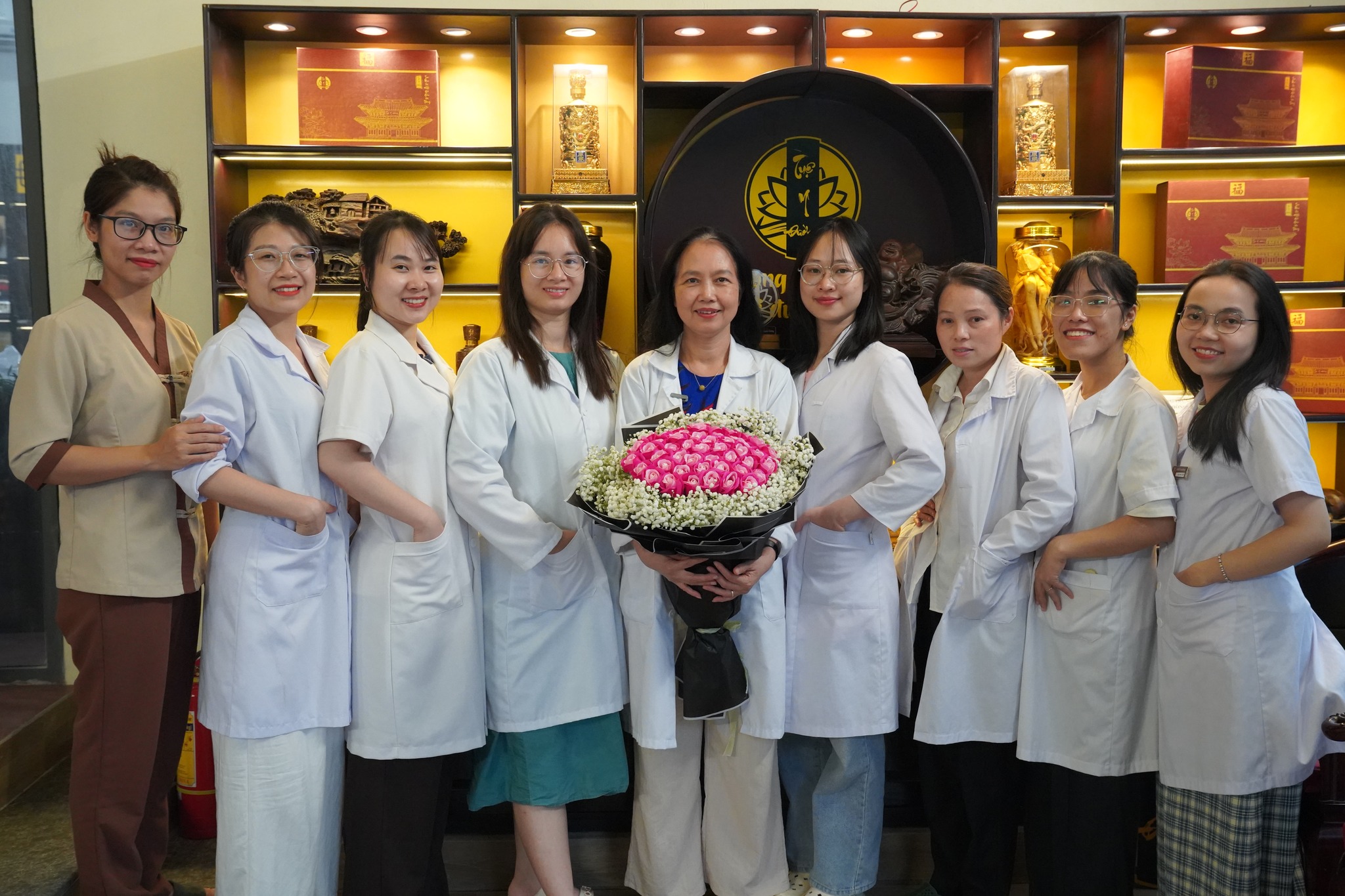 Bác sĩ Cẩm Trang cùng các bác sĩ trẻ tại Phòng khám Tuệ Y Đường