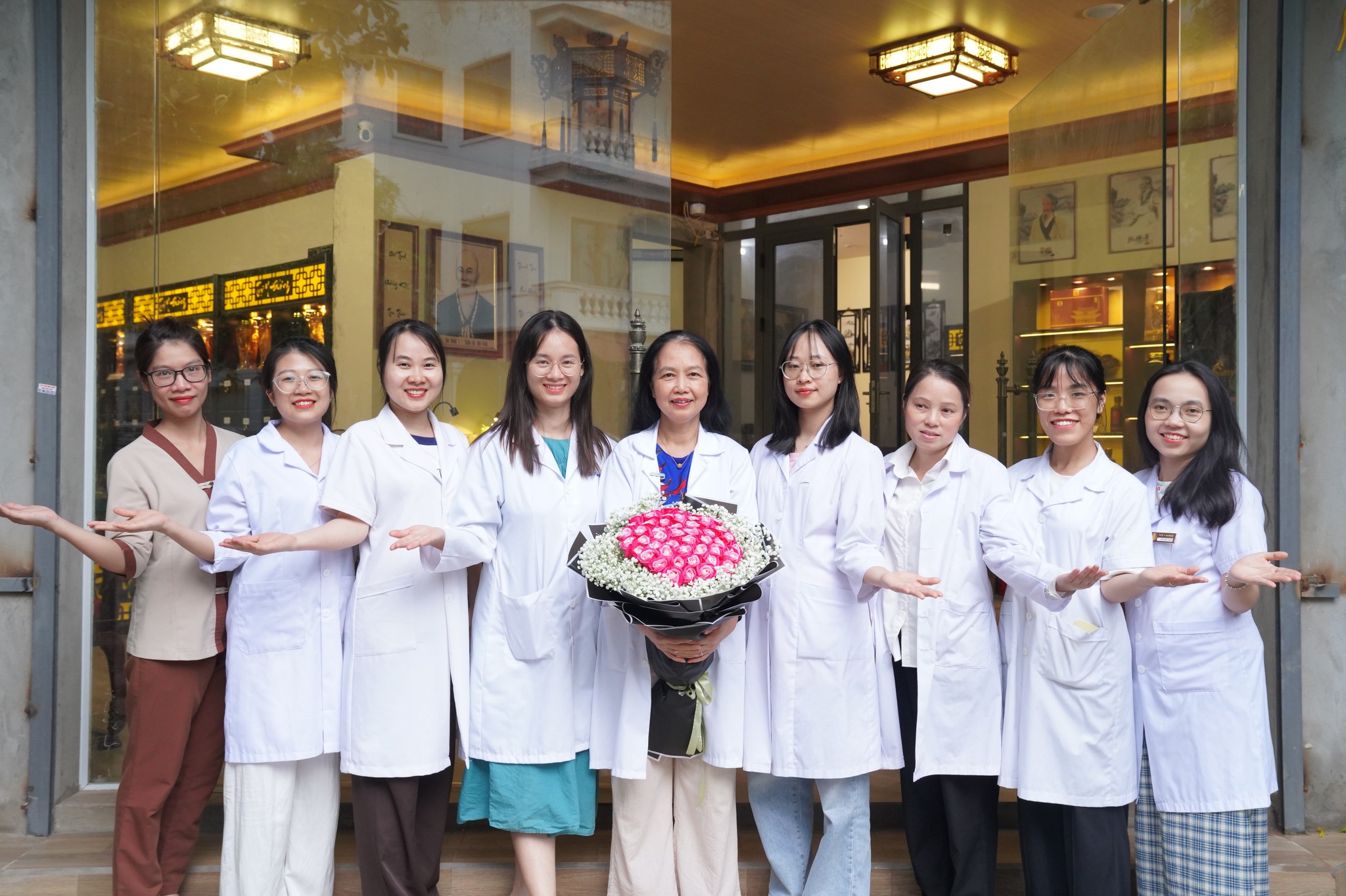 Bác sĩ Thanh Hào cùng các bác sĩ tại phòng khám Tuệ Y Đường