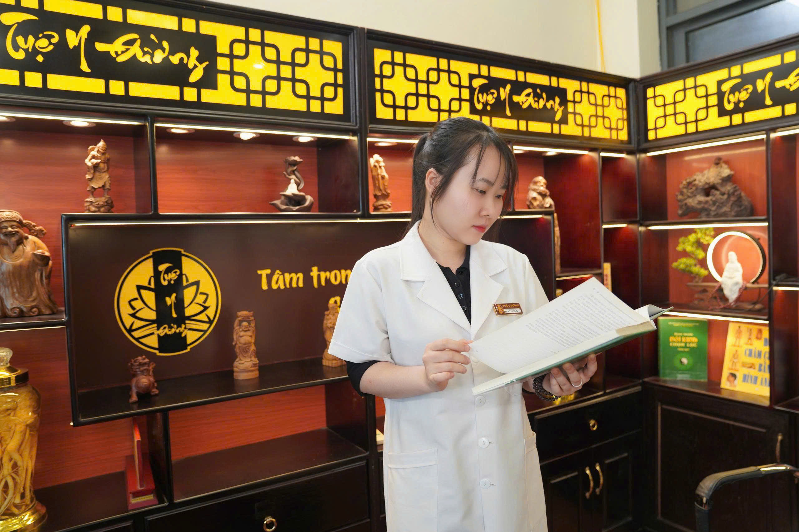 Bác sĩ Nguyễn Thị Hương, một trong những gương mặt tiêu biểu của phòng khám Đông y Tuệ Y Đường, luôn được bệnh nhân yêu mến nhờ sự tận tâm và thái độ làm việc đầy trách nhiệm.