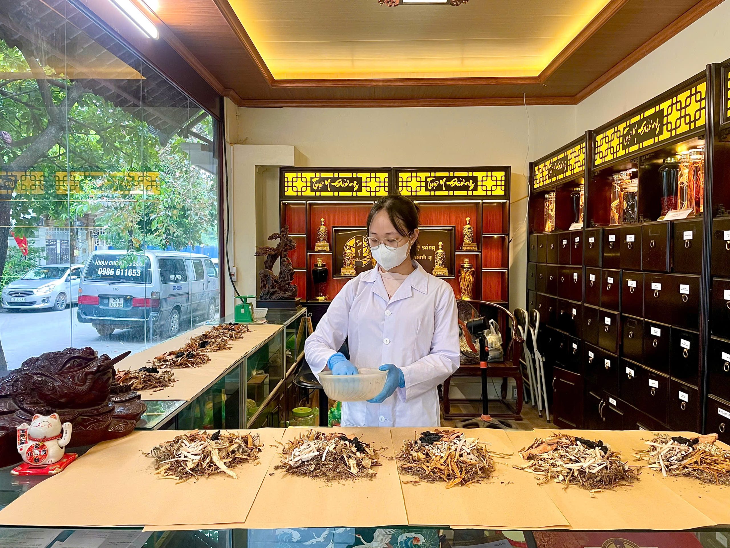 Bác sĩ Cẩm Trang bốc thuốc cho bệnh nhân tại phòng khám Tuệ Y Đường