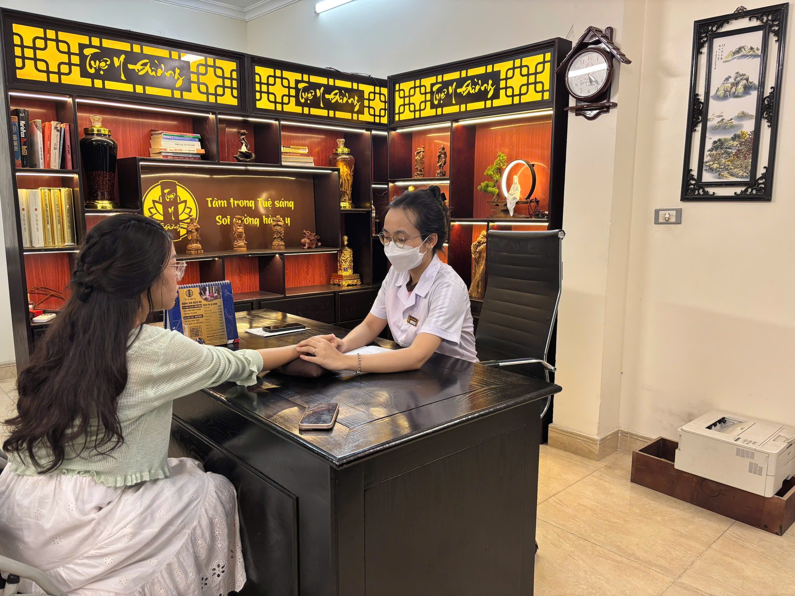 Bác sĩ Kim oanh thăm khám cho bệnh nhân tại phòng khám Tuệ Y Đường