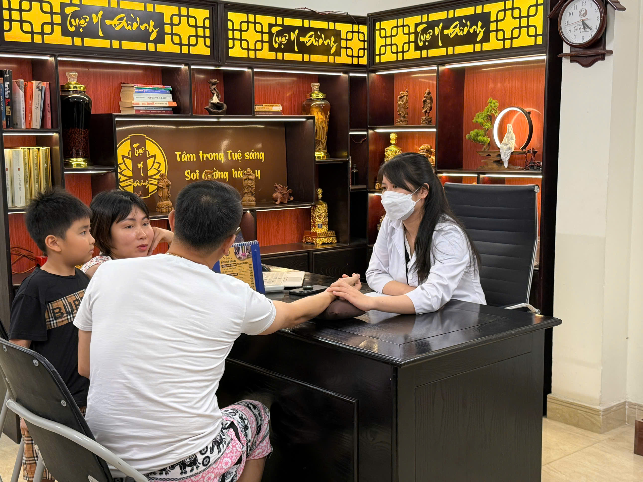 Bác sĩ Đoàn Dung thăm khám cho bác sĩ tại phòng khám Tuệ Y Đường