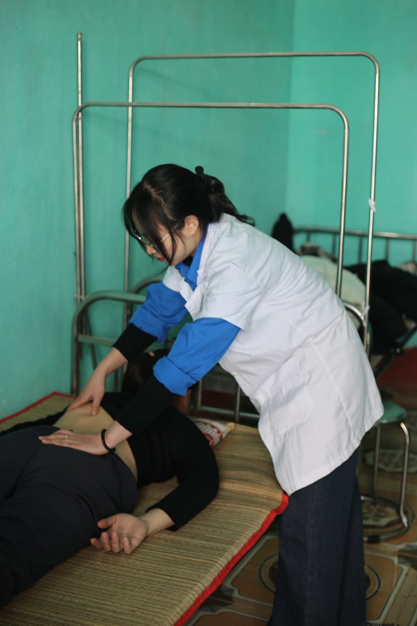 Bác sĩ Cẩm Trang luôn nhiệt tình hết lòng vì bệnh nhân