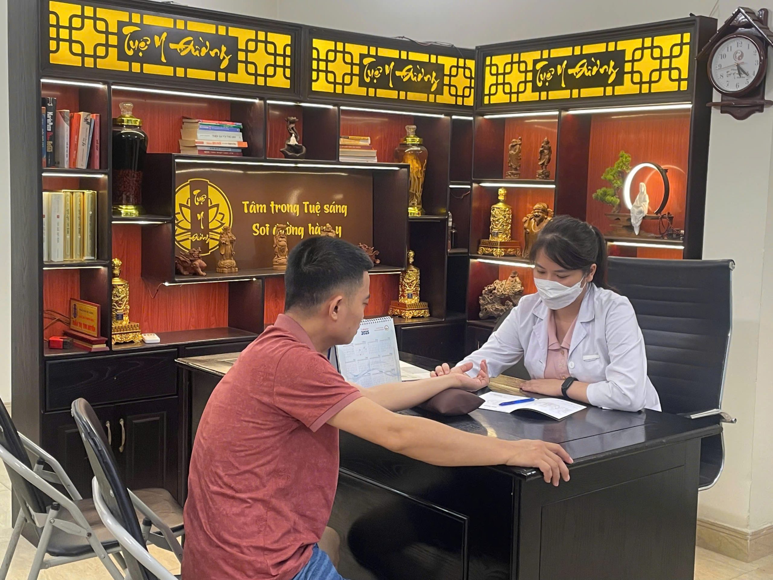 Bác sĩ Đoàn Dung bắt mạch thăm khám cho bệnh nhân tại phòng khám Tuệ Y Đường