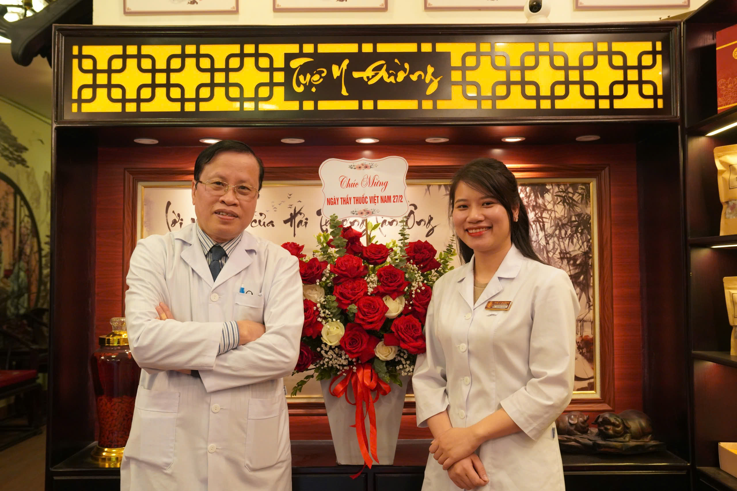 Bác sĩ Đoàn Dung cùng bác sĩ Nhật Minh trong ngày Thầy Thuốc Việt Nam