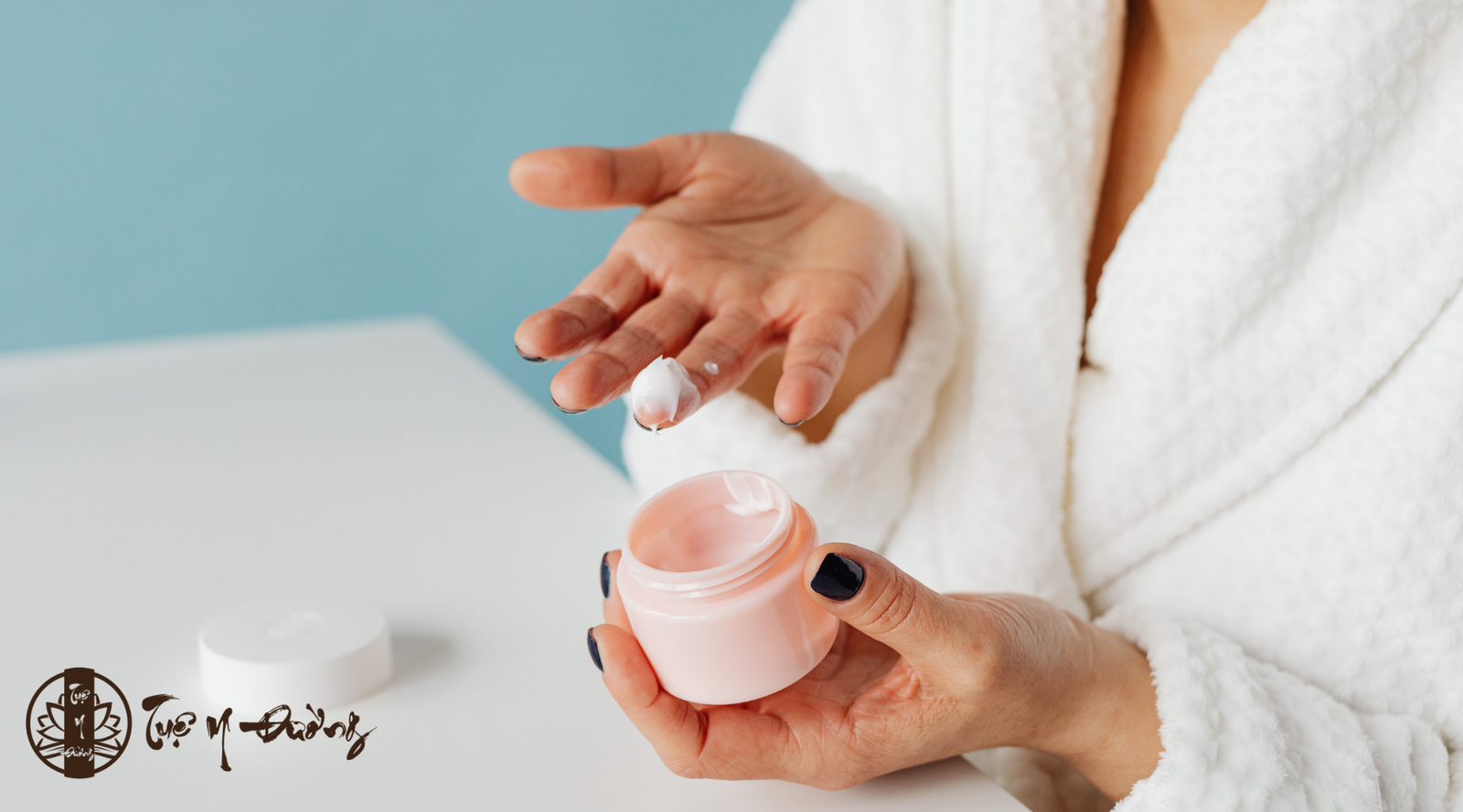 Sử dụng kem trộn, kem làm trắng cấp tốc: thường chứa corticoid mạnh nhưng không ghi rõ thành phần thường là nguyên nhân chính khiến da bị nhiễm corticoid