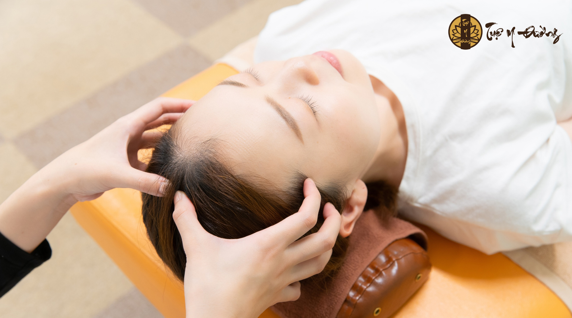 Để hạn chế rụng tóc nên Massage da đầu mỗi ngày 5–10 phútGiúp tăng máu lên nuôi dưỡng chân tóc.