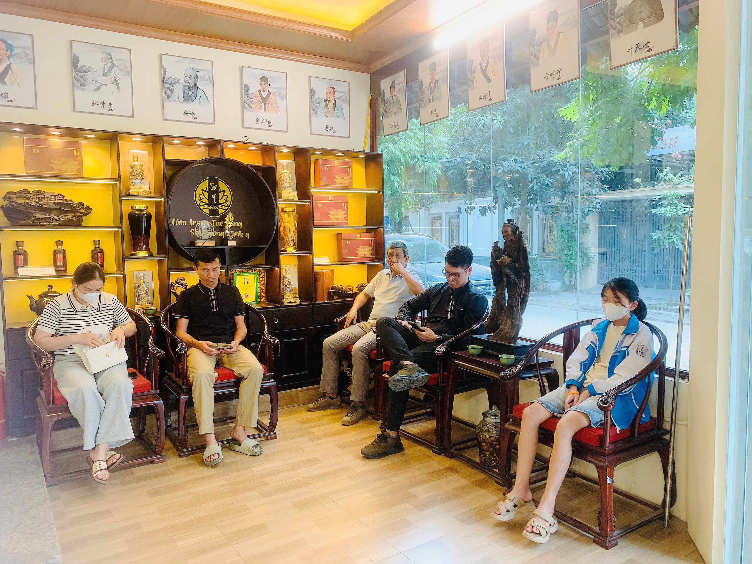 Bệnh nhân ngồi chờ thăm khám tại Tuệ Y Đường