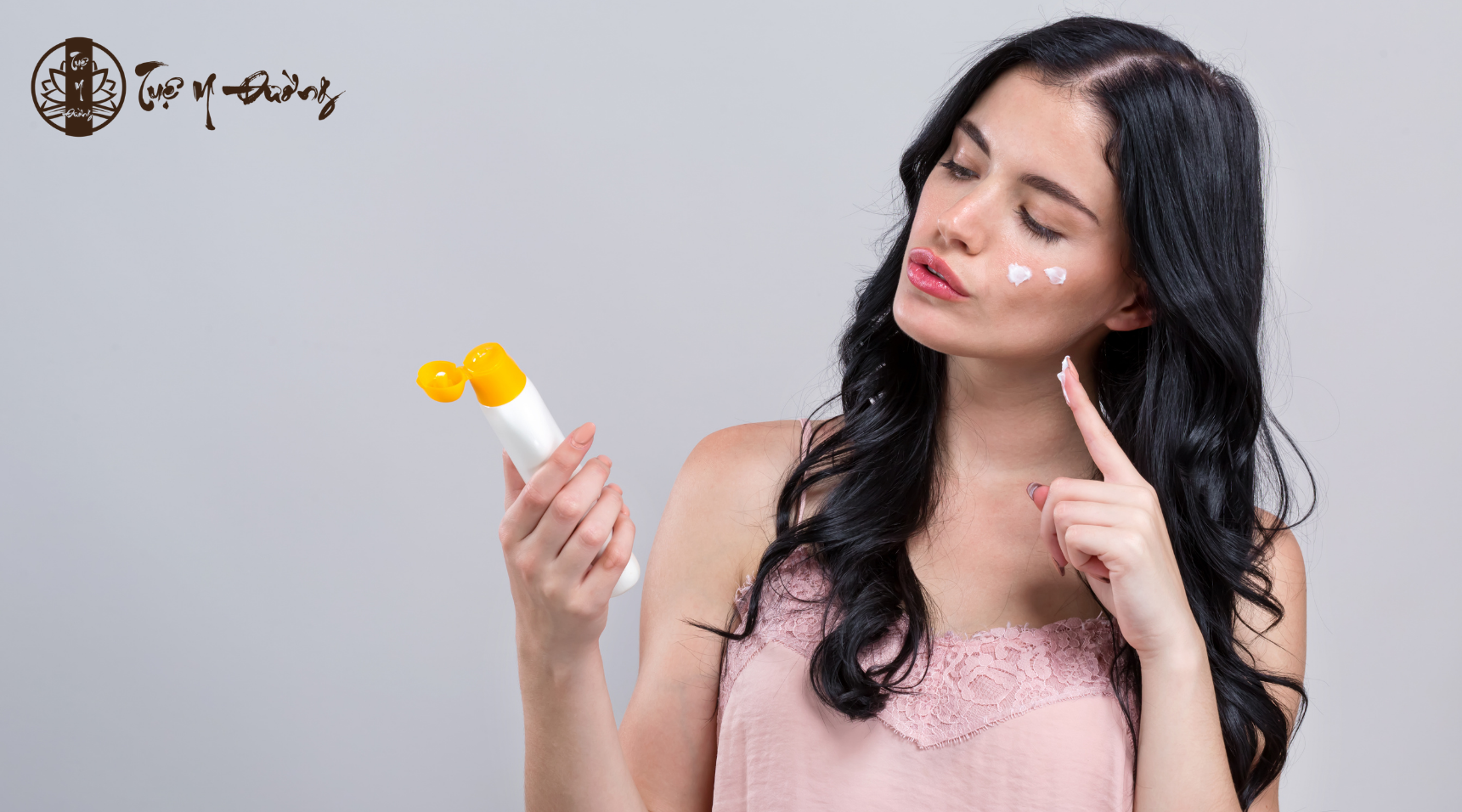 Ánh nắng là yếu tố làm tàn nhang đậm màu nhanh chóng. Phụ nữ sau sinh nên che chắn kỹ, dùng kem chống nắng phù hợp với da nhạy cảm.