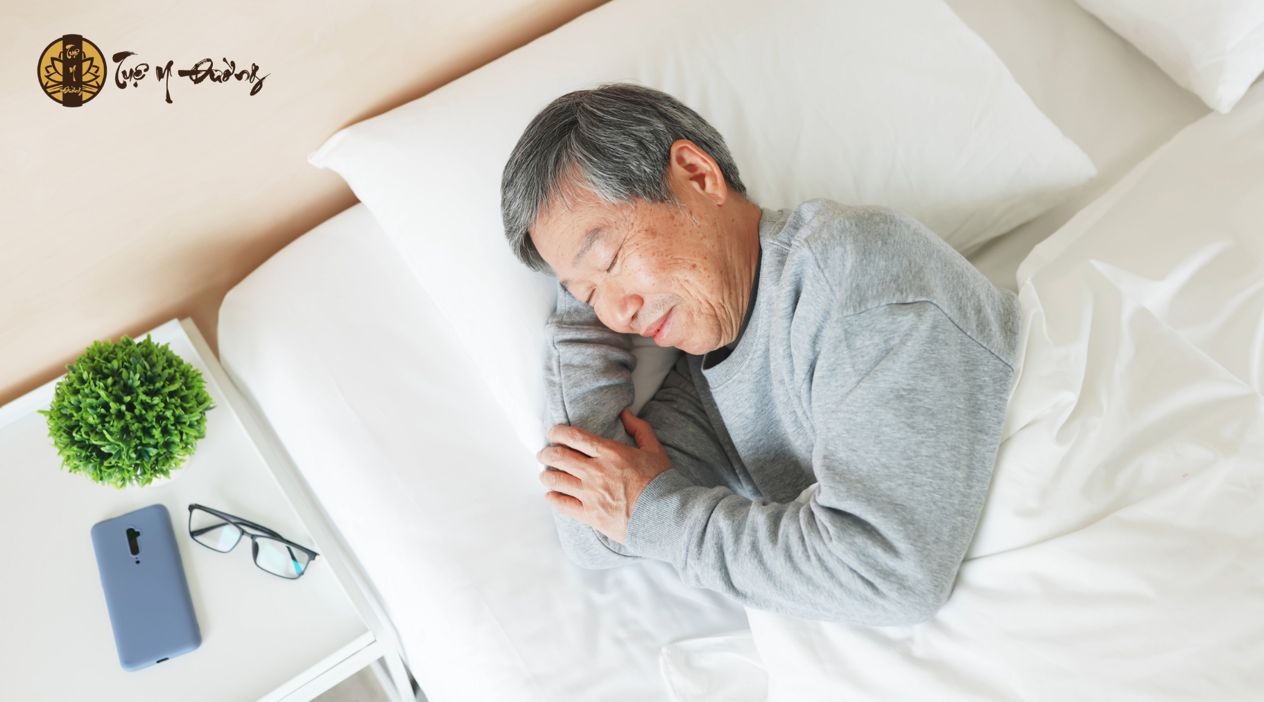 Liên nhục quy kinh Tâm, có tác dụng dưỡng tâm huyết, an thần, giúp ổn định tinh thần và cải thiện chất lượng giấc ngủ. Đặc biệt, vị thuốc này phù hợp với các trường hợp mất ngủ do tâm huyết hư, lo âu kéo dài hoặc lao lực quá mức.
