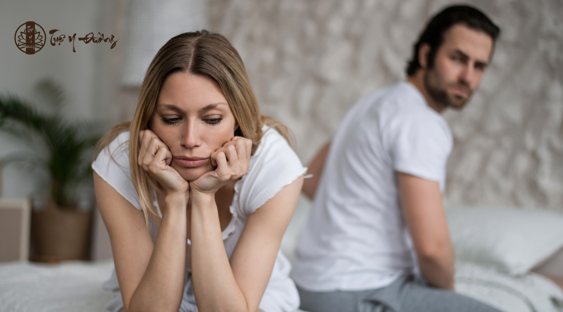 Suy giảm estrogen làm giảm độ ẩm và độ đàn hồi của niêm mạc âm đạo, gây khô rát, đau khi quan hệ, từ đó làm giảm ham muốn tình dục. Tình trạng này không chỉ ảnh hưởng đến sức khỏe sinh lý mà còn tác động tiêu cực đến tâm lý và đời sống vợ chồng của người phụ nữ.