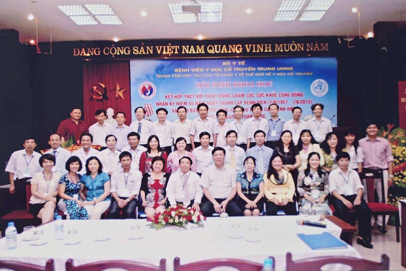 Bác sĩ CKII Trương Thị Xuân Hòa cùng đồng nghiệp công tác tại Viện Y Học Cổ Truyền Trung Ương