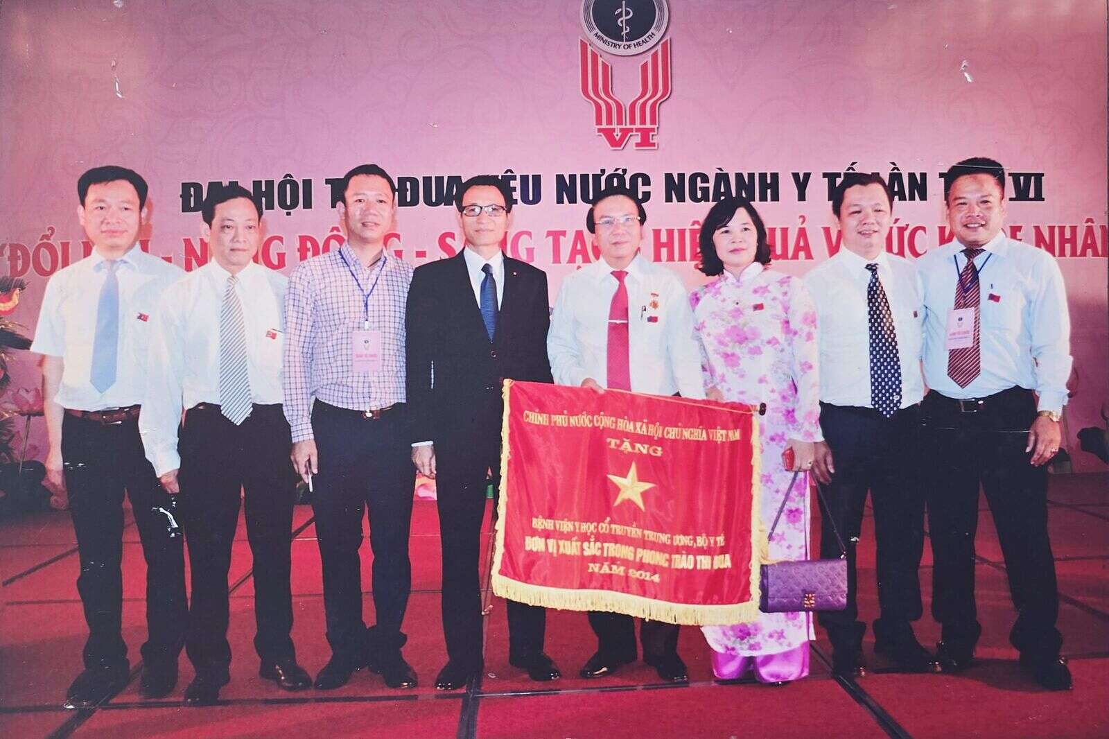 BSCKII Trương Thị Xuân Hòa nhận danh hiệu Thầy thuốc Ưu tú