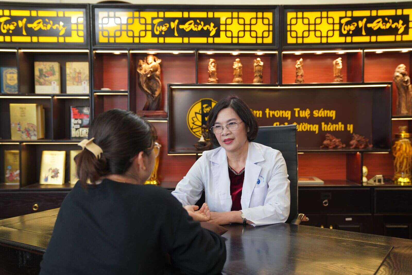 Bác Sĩ Xuân Hòa thăm khám trực tiếp cho bệnh nhân tại phòng khám Tuệ Y Đường