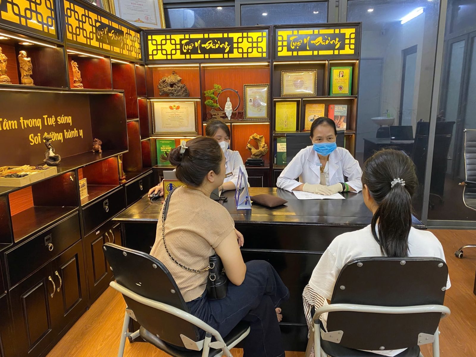 Nếu bạn có nhu cầu thăm khám trực tiếp hãy liên hệ hotline 0789.502.555 để được bác sĩ sắp xếp thăm khám trực tiếp cho bạn 