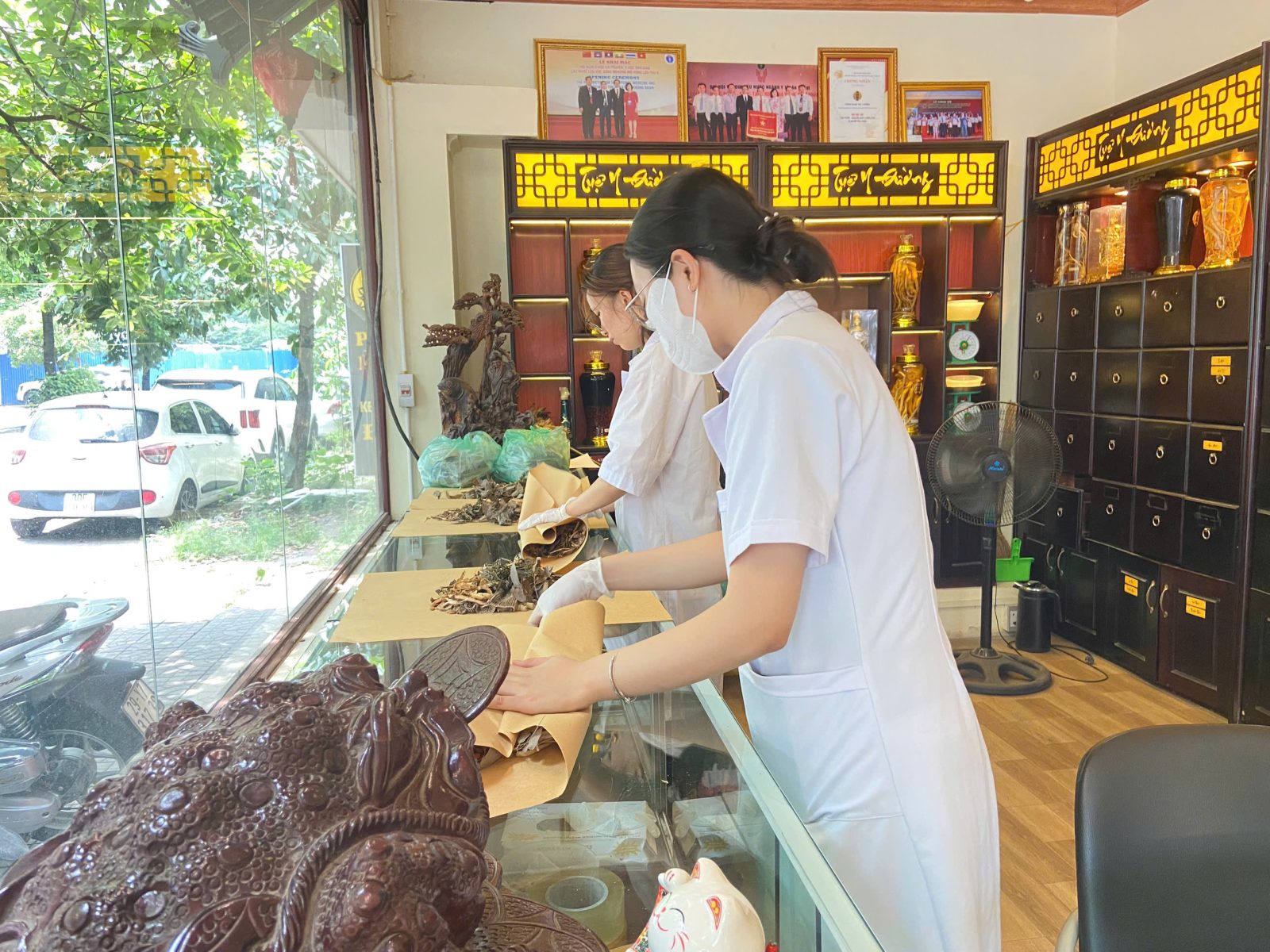 Bác sĩ Trần Ngọc bốc thuốc thang cho bệnh nhân tại Tuệ Y Đường 