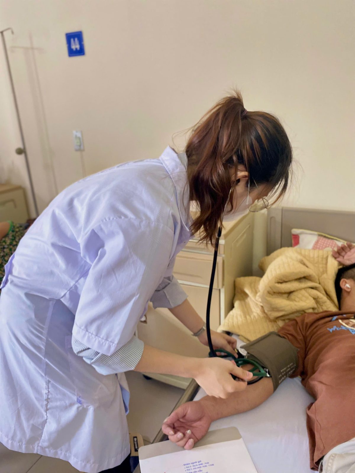 Bác sĩ Trần Ngọc chăm sóc cho bệnh nhân 