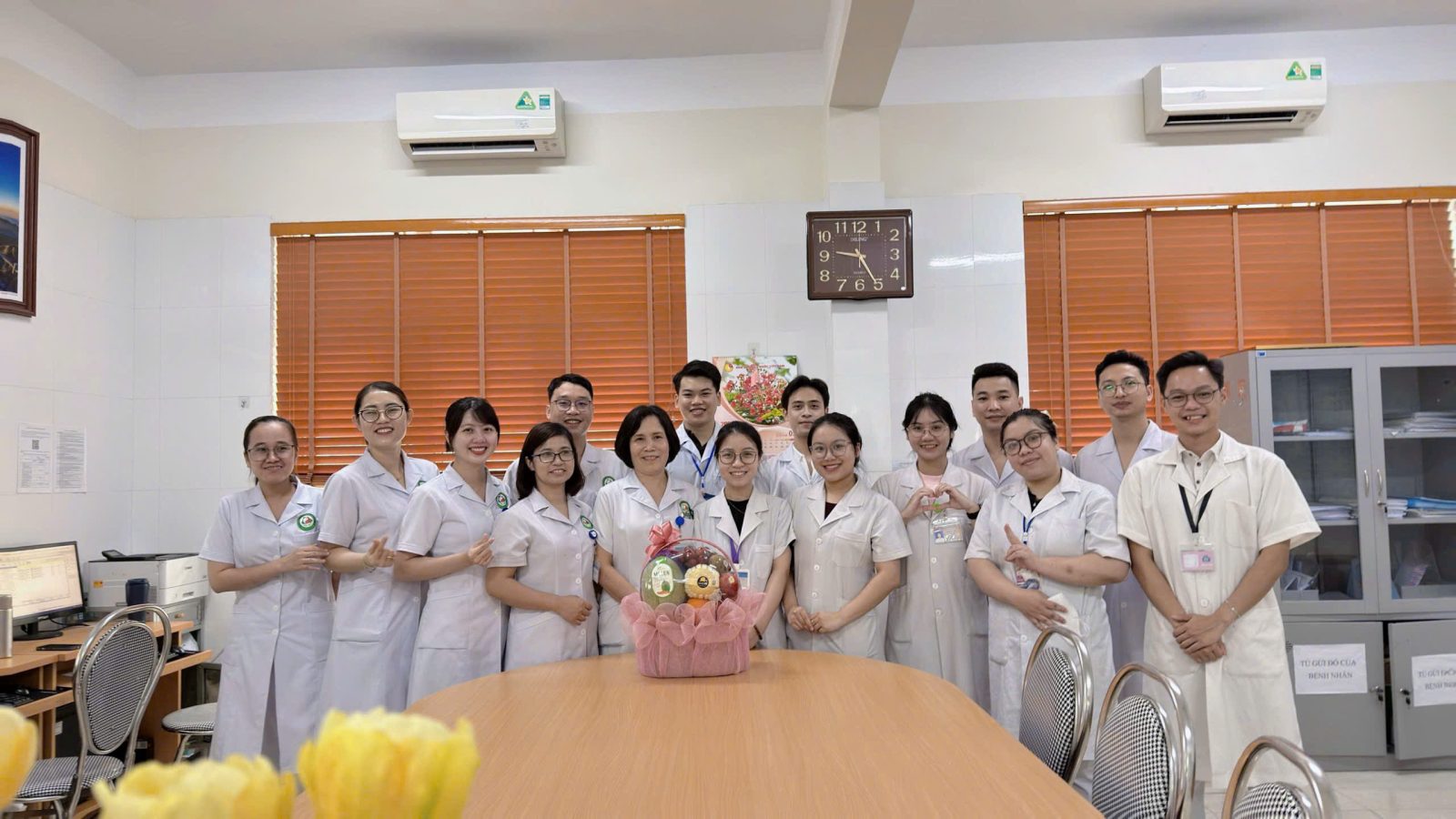 Bác Sĩ Xuân Quỳnh cùng các bác sĩ thực tập tại bệnh viện